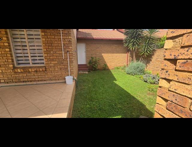 2 BEDROOM TOWNHOUSE FOR SALE IN MAGALIESKRUIN